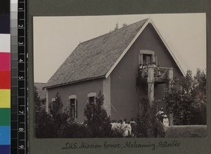 Missionaries with large group outside and on balcony of mission house, Makamisy, Madagascar, ca. 1920