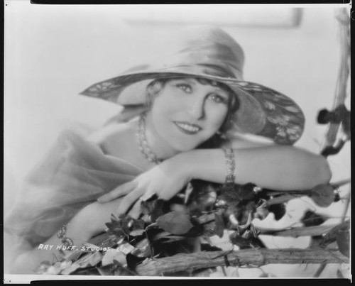 Peggy Hamilton modeling a large-brim hat, 1932
