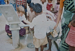 21.- Mission for børn i Indien. Diasserie 1990, "Da jeg blev velsignet af en elefant". Der er også mange andre sygdomme, som fnat og bylder, og her er Anne Marie ved at lære børn at vaske sig, for det kendte de ikke så meget til. Hun har givet dem et halvt stykke sæbe, og så vist hvordan de skal vaske sig. Ved at vaske hænder kan de undgå at få fnat. Men så kom en national lærer og sagde til Anne Marie: "Hvordan kan du forlange, vi skal have vand til at vaske os i, når vi ikke engang har drikkevand nok?"