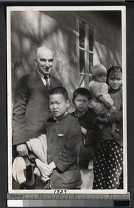Edward Huntington Smith with a Chinese family, Ing Tai, Fujian, China, ca. 1939
