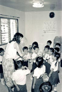 Volontør Karin Brandholt med børnehaveklassen i Tondo, et slumområde i Manila, 1992