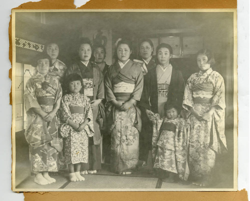 Group photograph of Mamie Yoshiko Sakamoto with her family members