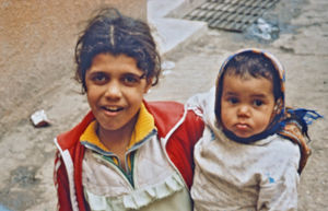 Diakoni i Cario 1992. Den ortodokse kirkes skole i en af Cairos skraldebyer En elev har taget sin lillesøster med. Det er kun muligt på grund af kirkens specielle skolesystem, hvor der skal være plads til alle