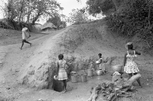 Women gathering water, San Basilio de Palenque, 1977