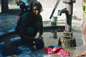 Diasserie for børn: "En dag på Saraswatipur Kostskole"- Nr. 24. De største drenge og piger kan selv vaske deres tøj, og de hjælper dem, der er små og ikke kan klare det selv. Vi er som en stor familie med masser af børn