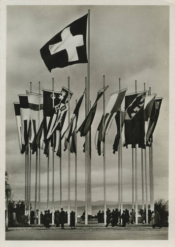 Die Schweizer Fahne mit den Kantonalfahnen am Burkiplatz