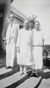 Fra 'Fortid og Nutid' i Tirukoilur, 5. oktober 1932. De tre overlæger fra Tirukoilur Hospital, Arcot, Sydindien: Dr. Christian Frimodt-Møller, Dr. Sofie Katrine Mattheus, Dr. Kirstine Carlsen