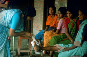 Diasserie, Bangladesh 1990: "Spedalskhed - den gamle svøbe" - Nr. 12: Spedalske med sår behandles. Hovedparten af arbejdet med spedalske er ambulant, det vil sige patienter kommer til undersøgelse og behandling på klinikker. Men i tilfælde af dybe sår eller kraftig reaktion med risiko for nerveskader, er det nødvendigt med indlæggelse på hospital