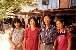 Familien Beatrice og Juanito Basalong med deres to døtre i Preah Sdack, Cambodja
