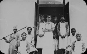 Dr. S.K. Banerjee med hjælpere