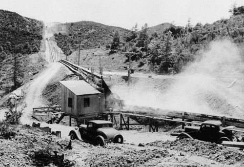 Aggregate conveyor system at the Shasta Dam construction site