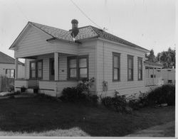 1900 cottage house in the Pitt Addition, at 476 Petaluma Avenue, Sebastopol, California, 1993