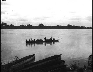 Canoe with palm-oil barrels and its crew