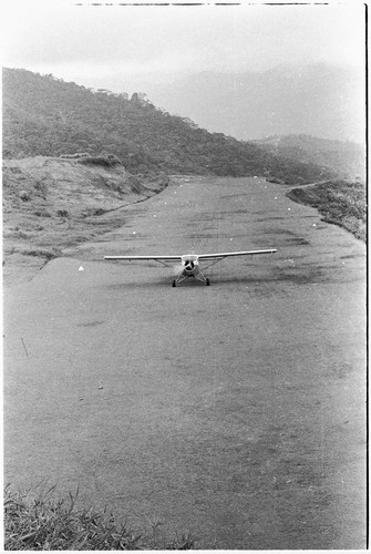 Tabibuga: Trans-Australian Airways airplane (de Havilland Canada DHC-3 Otter) lands on grass airstrip