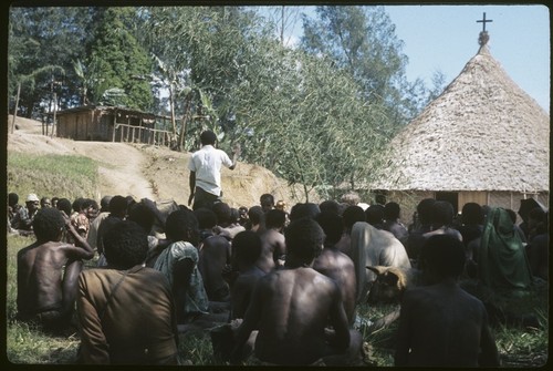 Meeting in Kwiop: local government councillor Mai Kopi in center