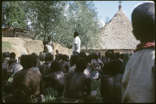 Meeting in Kwiop: local government councillor Mai Kopi in center