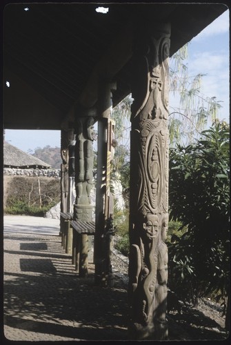 Papua New Guinea National Museum and Art Gallery: sculptural supports