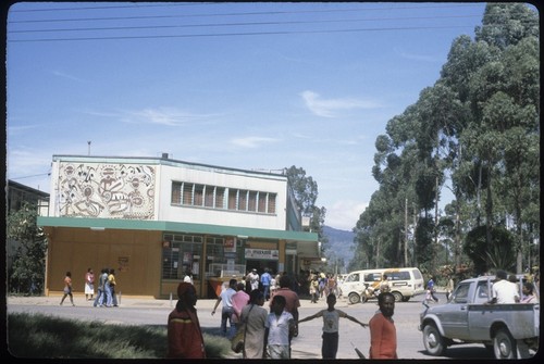 Mount Hagen: street scene, mural