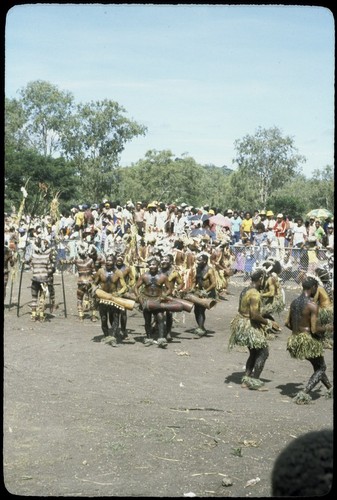 Port Moresby show: dancers with kundu drums