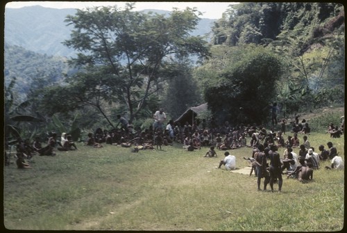 Meeting in Kwiop: local government councillor Mai Kopi in center