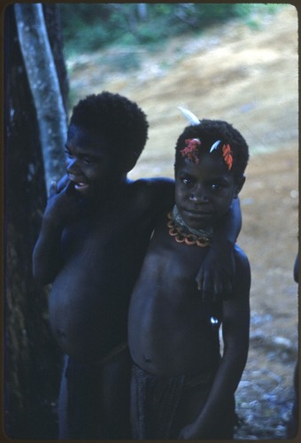 Pig festival, singsing, Kompiai: children watch dance