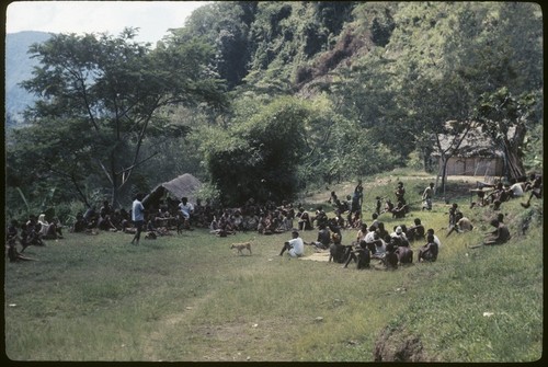 Meeting in Kwiop: local government councillor Mai Kopi in center