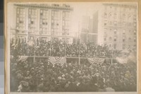Photo the same. 1912 M.H. de Young talking. [People gathered to hear Madam Tetrazzini sing on Market Street, New Year's Eve.]