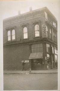 Hotel Pine S. W. corner 7th and Pine Sts. in Oakland. One of the oldest buildings in Oakland. Photo taken Sept. 26/28