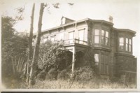 The old house of Chas. McDermott N. E. corner 7th and Center Sts. Oakland. Showing one of the old cars used in the Panama-Pacific World Fair at San Francisco in 1915. Photo taken Sept. 26/28