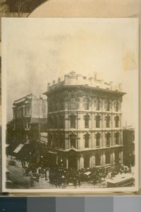 The Old Chronicle Building at the N.E. cor. Bush & Kearny St. at the time young Kellock [Kalloch] killed Chas. De Young, see the crwd [sic] in front of the Building