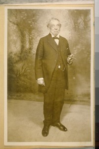 Coffee Dan a pioneer of San Francisco. In 1879 he kept a restaurant S.W. cor. Sutter and Kearny in the basement and I use to get my coffee there