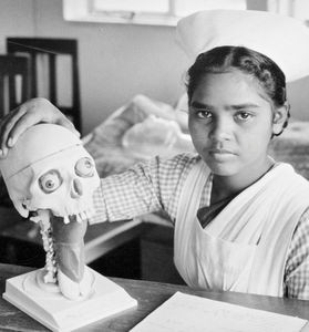 Nordindien, Santal Parganas. Fra Mohulpahari Sygeplejeskole, grundlagt af den amerikanske missionær og sygeplejelærer, Alice Axelson i 1953. Her er en student igang med anatomiundervisning