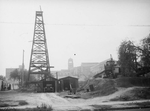 Oil well, Beverly Boulevard