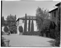 W. R. Dunsmore residence, exterior view towards forecourt and house from end of driveway, Los Angeles, 1930