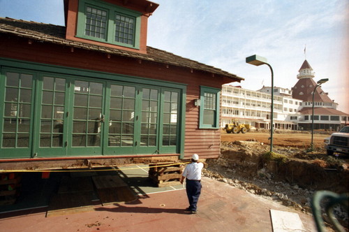 Duchess of Windsor cottage is moved from 1125 Flora to the Hotel del Coronado, 1999