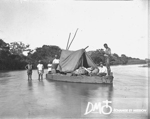 Flat-bottomed boat on the Incomáti, Antioka, Mozambique, ca. 1896-1911