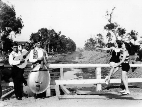 Women and musicians near Venice's Grand Canal