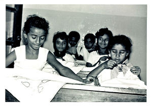 Håndarbejde i 3. klasse på DMS' pigeskole i Aden, Arabien. Foto anvendt 1965