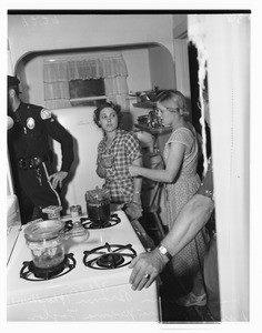 Husband shoots self at estranged wife's house, 1951