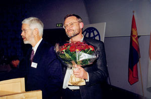 Formanden Thorkild Schousboe Laursen giver blomster til afgående bestyrelsesmedlem Sten Erik Løvgreen
