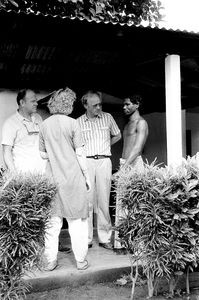 Nilphamari Spedalskhedshospital, Bangladesh. Konsultation under halvtaget. Fra højre: en patient, Jørgen Nørgaard Pedersen (DSM), Susanne Møller Pedersen (DBLM) og Bill Edgar (TLMI), September 1991