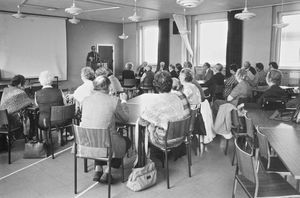 DMS landsstævne Rønne 1982. Informationschef Jørgen Nørgaard Petersen holder gruppemøde om information