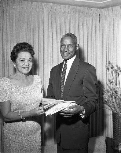 Woman and man with envelopes, Los Angeles, 1962