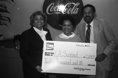 Jessie Mae Beavers and Lucille Boswell posing with a donation, Los Angeles, 1985