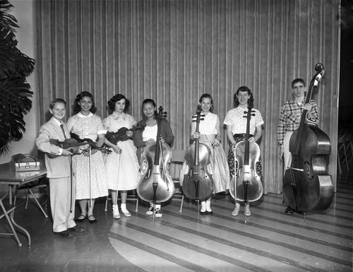 Yoshi and award contestants, Los Angeles, ca. 1955
