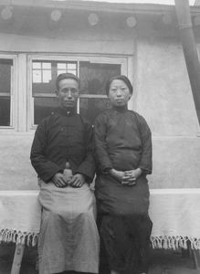 Pastor Shun med Frue i deres lille stur i Siuyen. Danmission Photo Archive