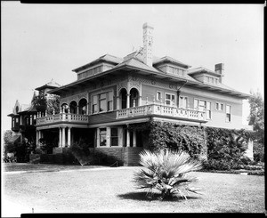 Exterior view of the home of Mrs. E. Gardwin on South Figueroa Street near Washington Boulevard, ca.1900