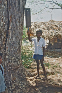 14.- Mission for børn i Indien. Diasserie 1990, "Da jeg blev velsignet af en elefant". Så ringer skoleklokken ind. Det er bare et stykke jern, hvorpå man slår med en sten