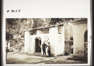 Katechist Wan Min thau u. Missr. Vömel. Katechistenhaus in Saukiwan 1909. Schule (Kapelle)