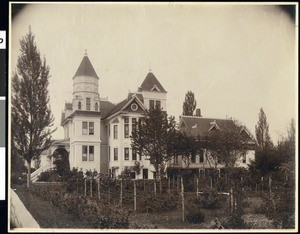 An exterior view of an unidentified building, Oregon